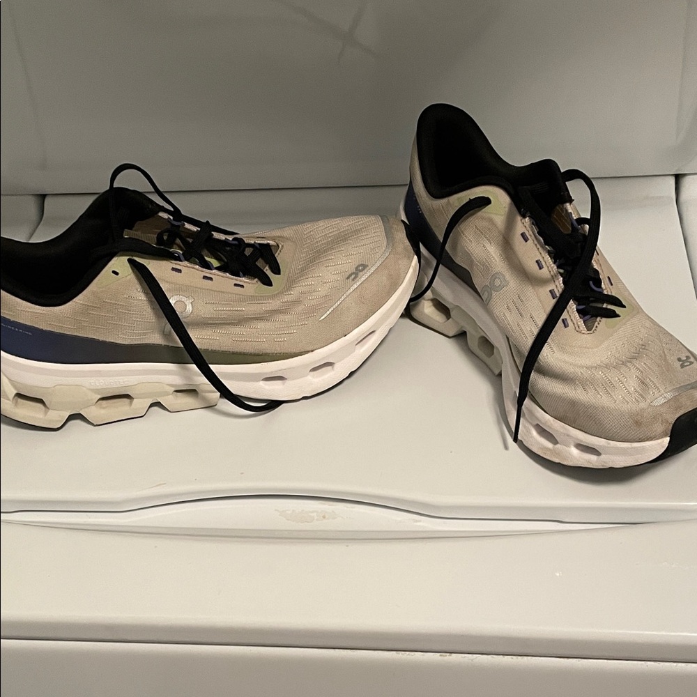 Women’s Size 9 OC Tennis shoes. Worn a few times. Great Condition.